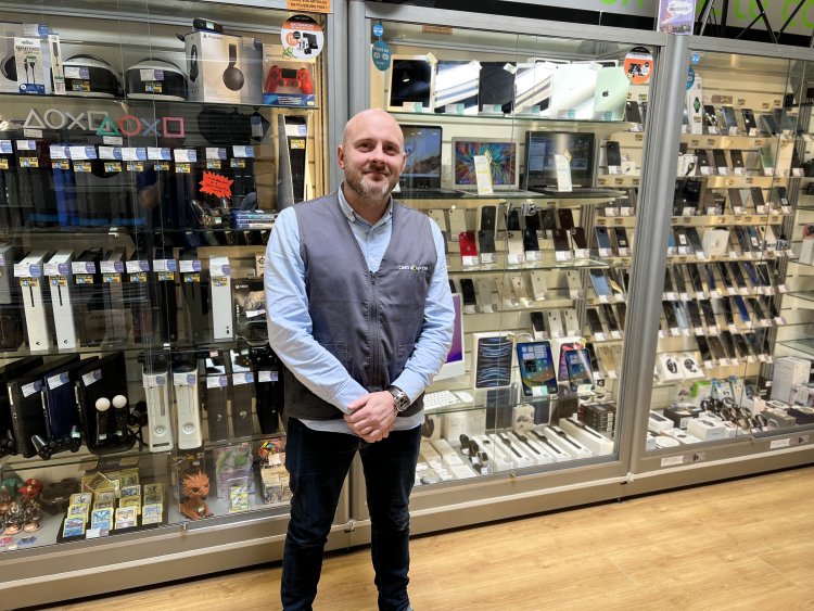 Portrait de Julien Dunaux, responsable magasin chez Cash Express