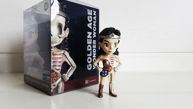 Figurine wonder woman
