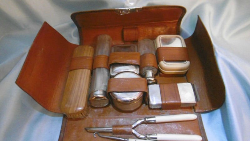 Trousse de toilette du xix eme toilette