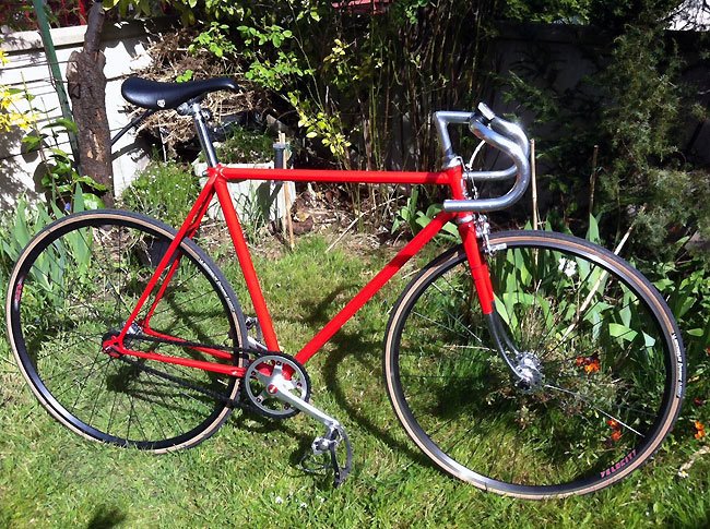 Velo de course rouge