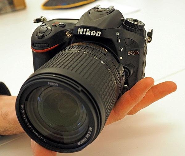 Appareil photo numerique reflex d7200 + 18-105mm