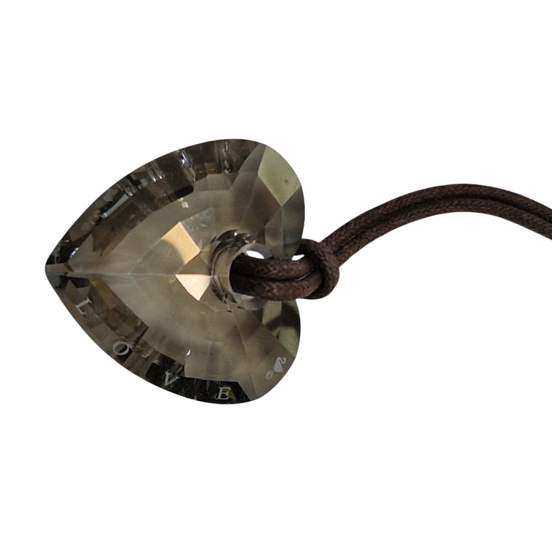Collier pendentif coeur a facette brun avec lacet marron