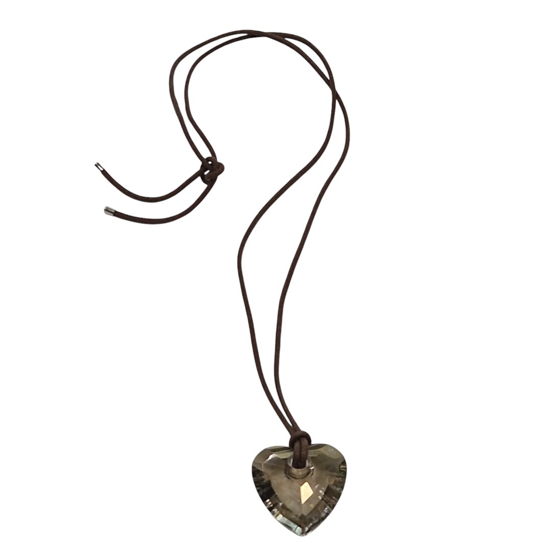 Collier pendentif coeur a facette brun avec lacet marron