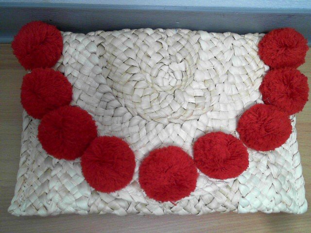Pochette pompons paille