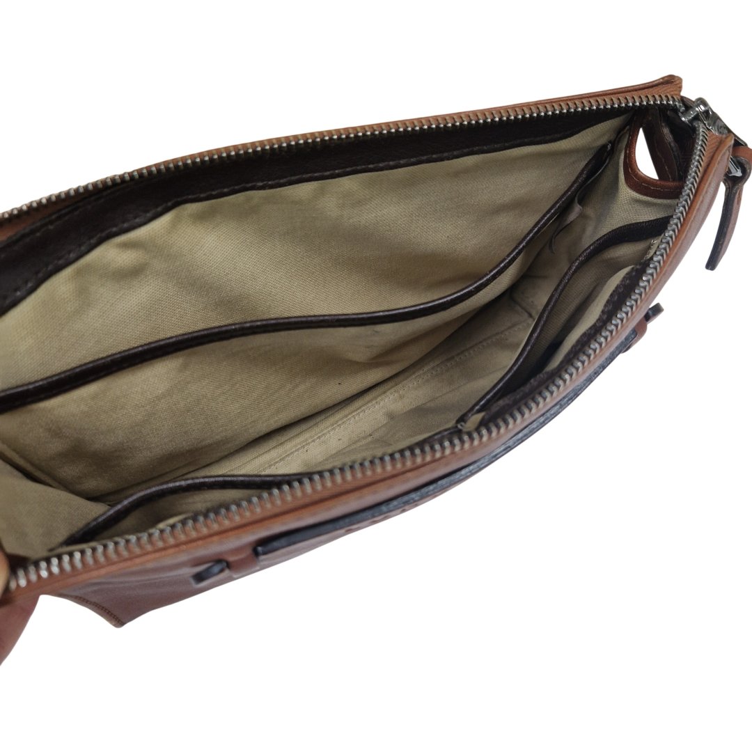 Pochette a main cuir