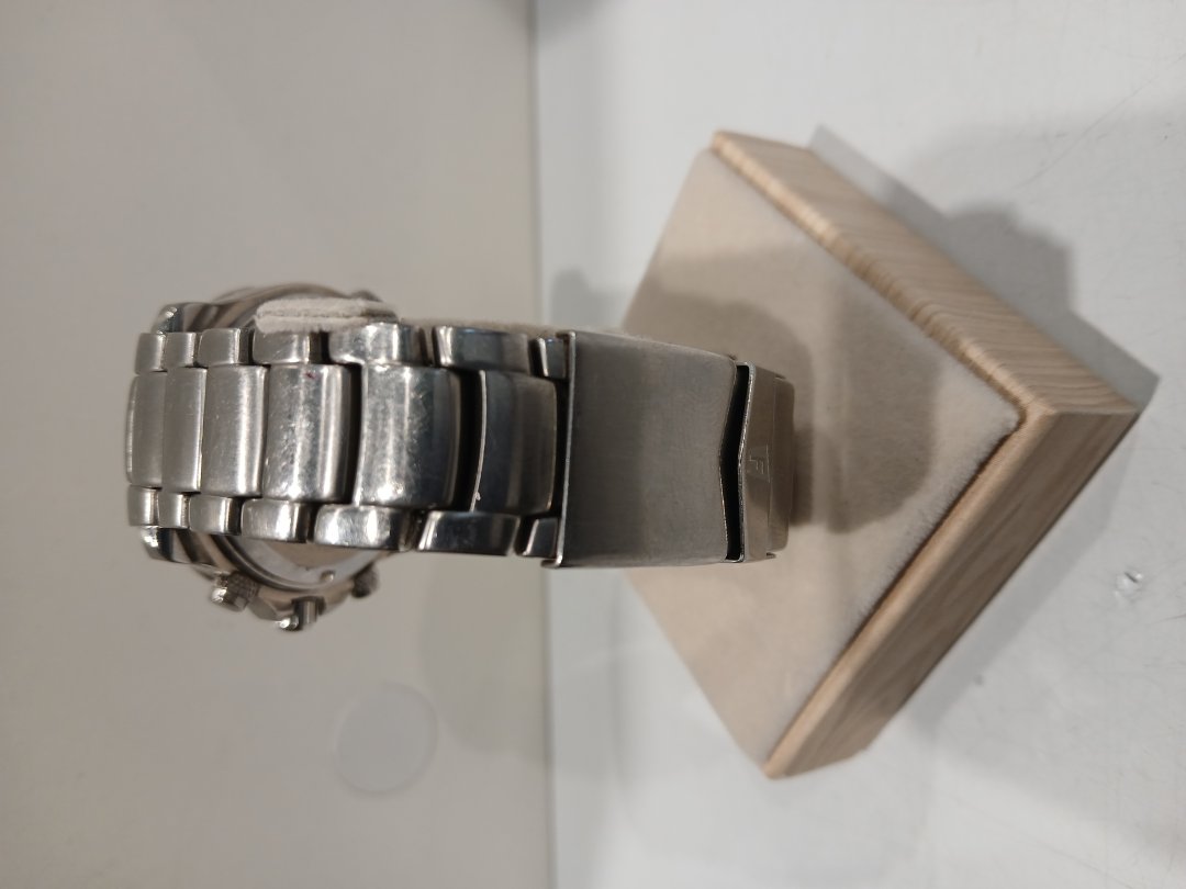 Montre 8977