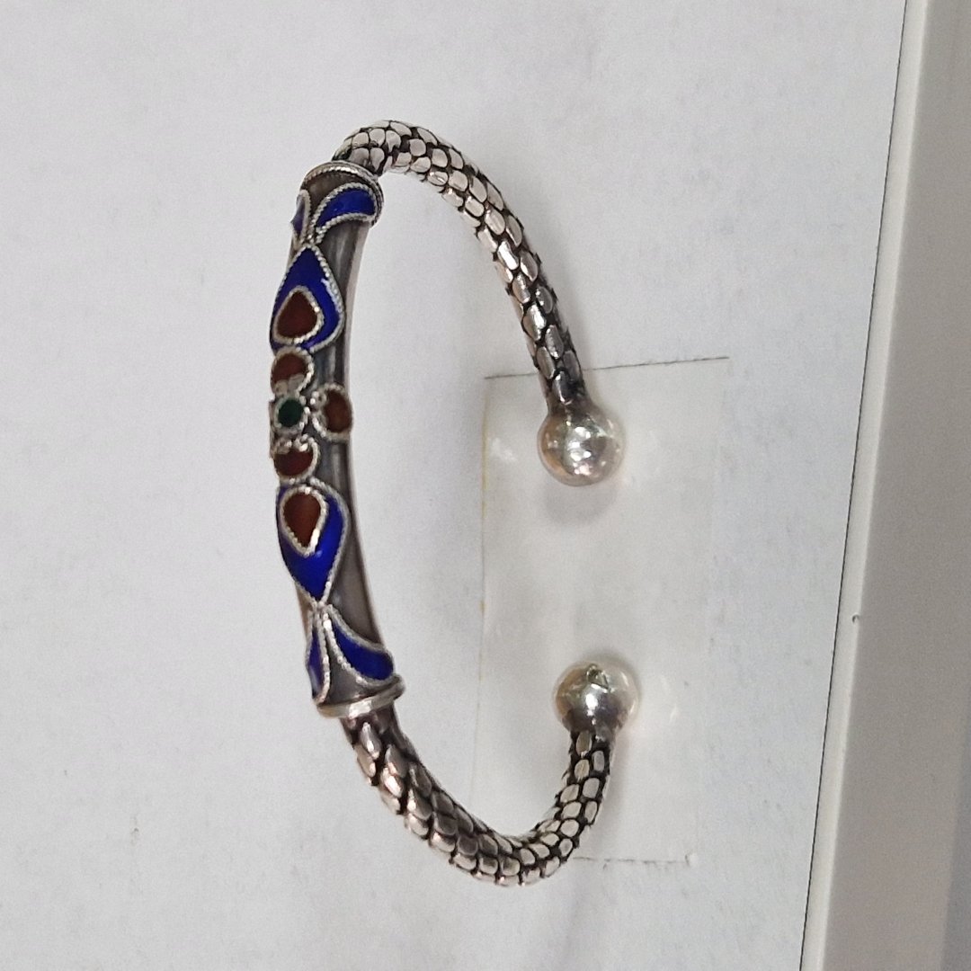Bracelet jonc avec motif bleu et rouge