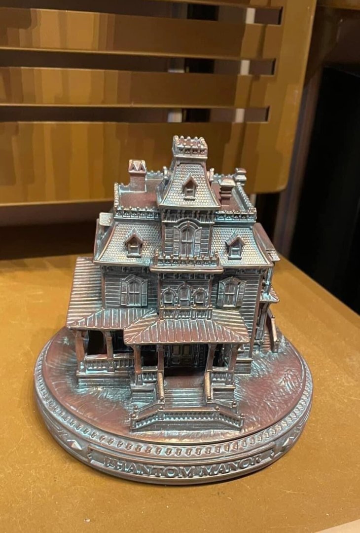 Figurine manor phantom