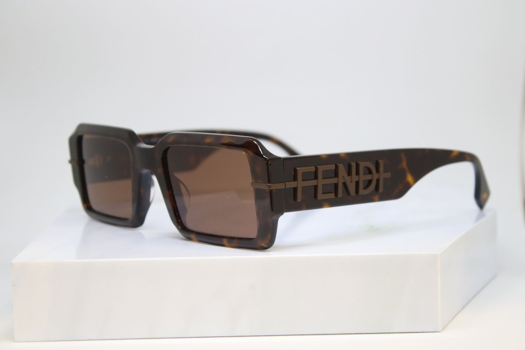 Lunette de soleil fe40073u