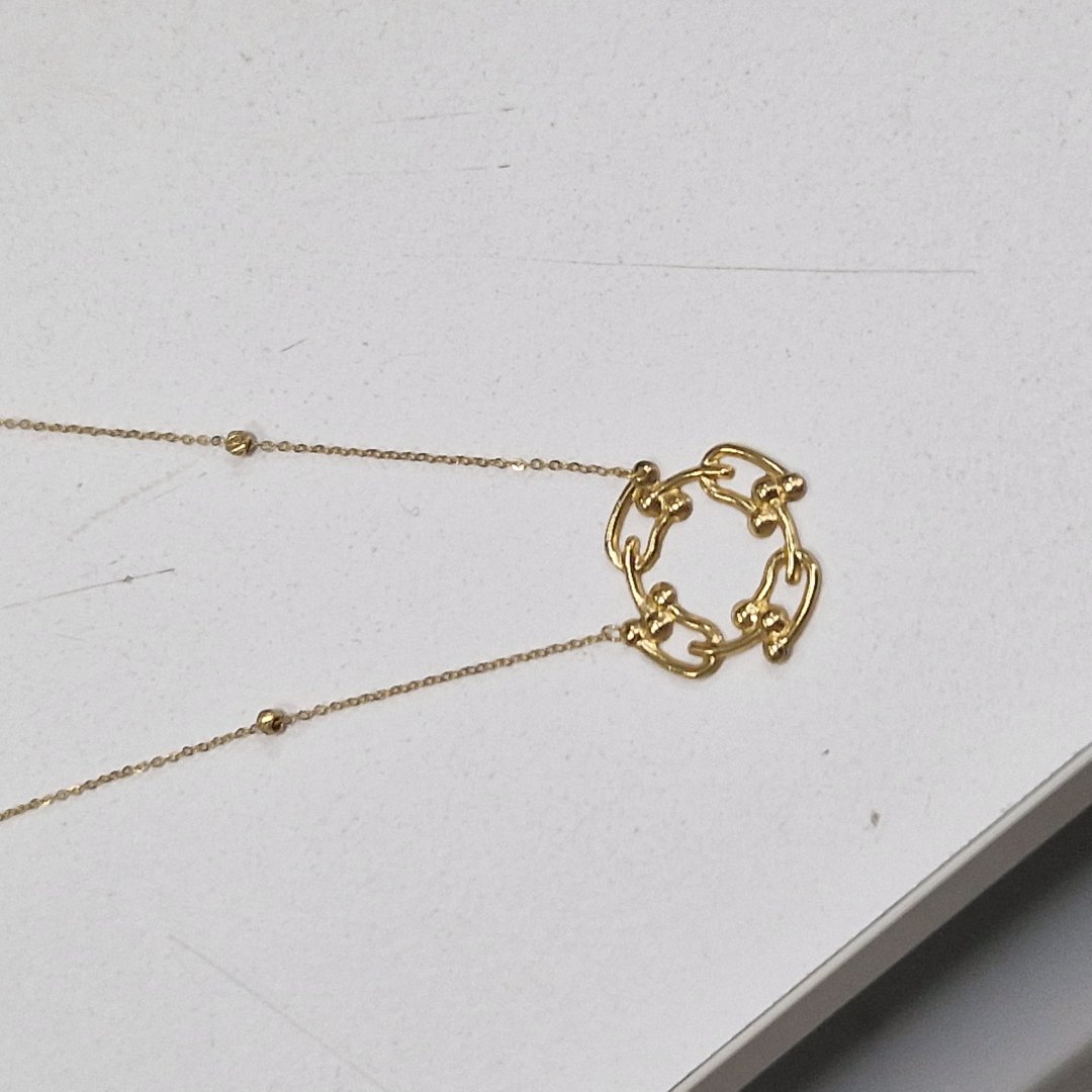Collier jaune chaine fine avec pendentif rond et boules