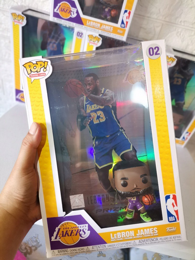 Figurine trading card