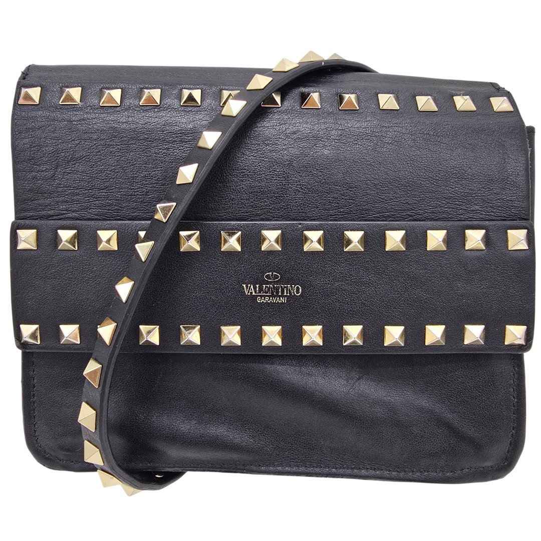 Sac rockstud a grand rabat cloute cuir graine noir avec bandouliere