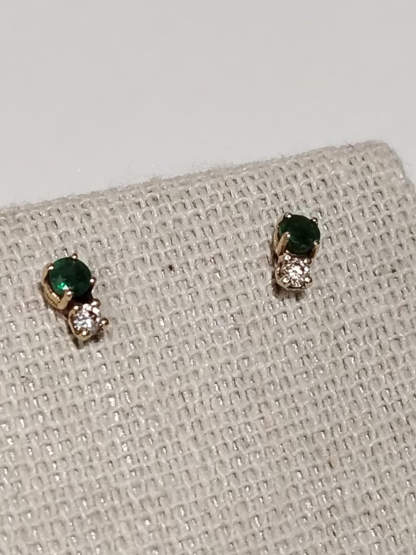 Boucles d'oreilles clou emeraude
