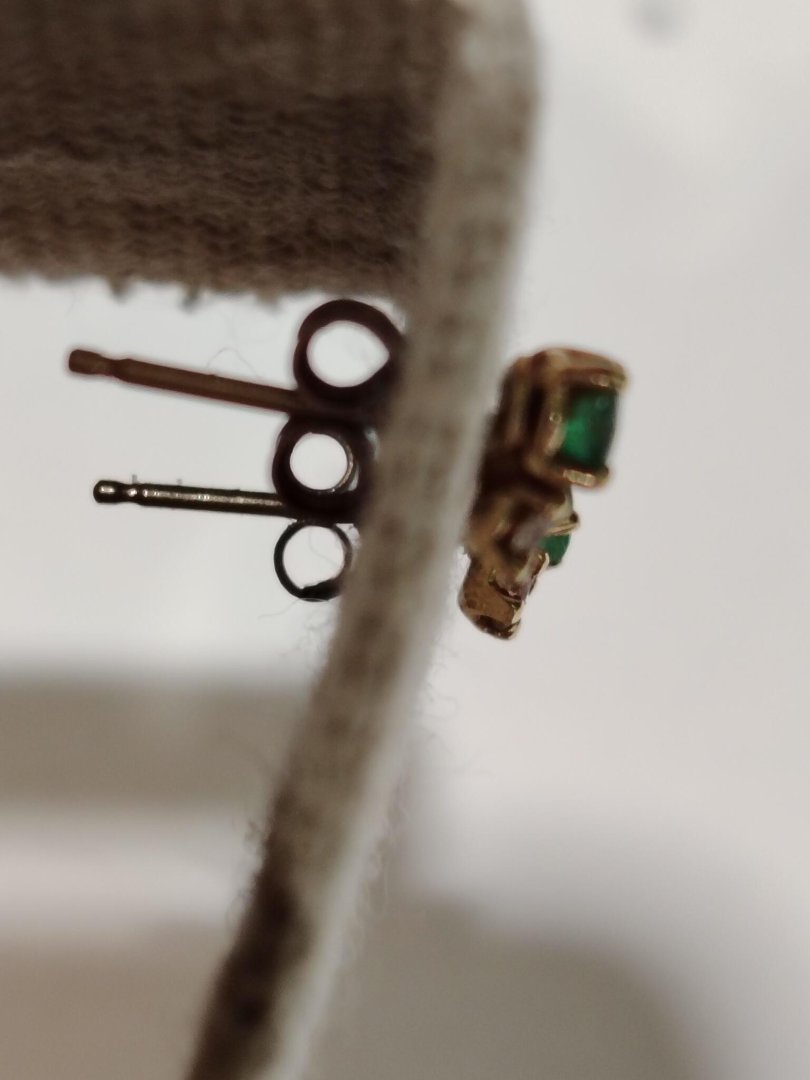 Boucles d'oreilles clou emeraude
