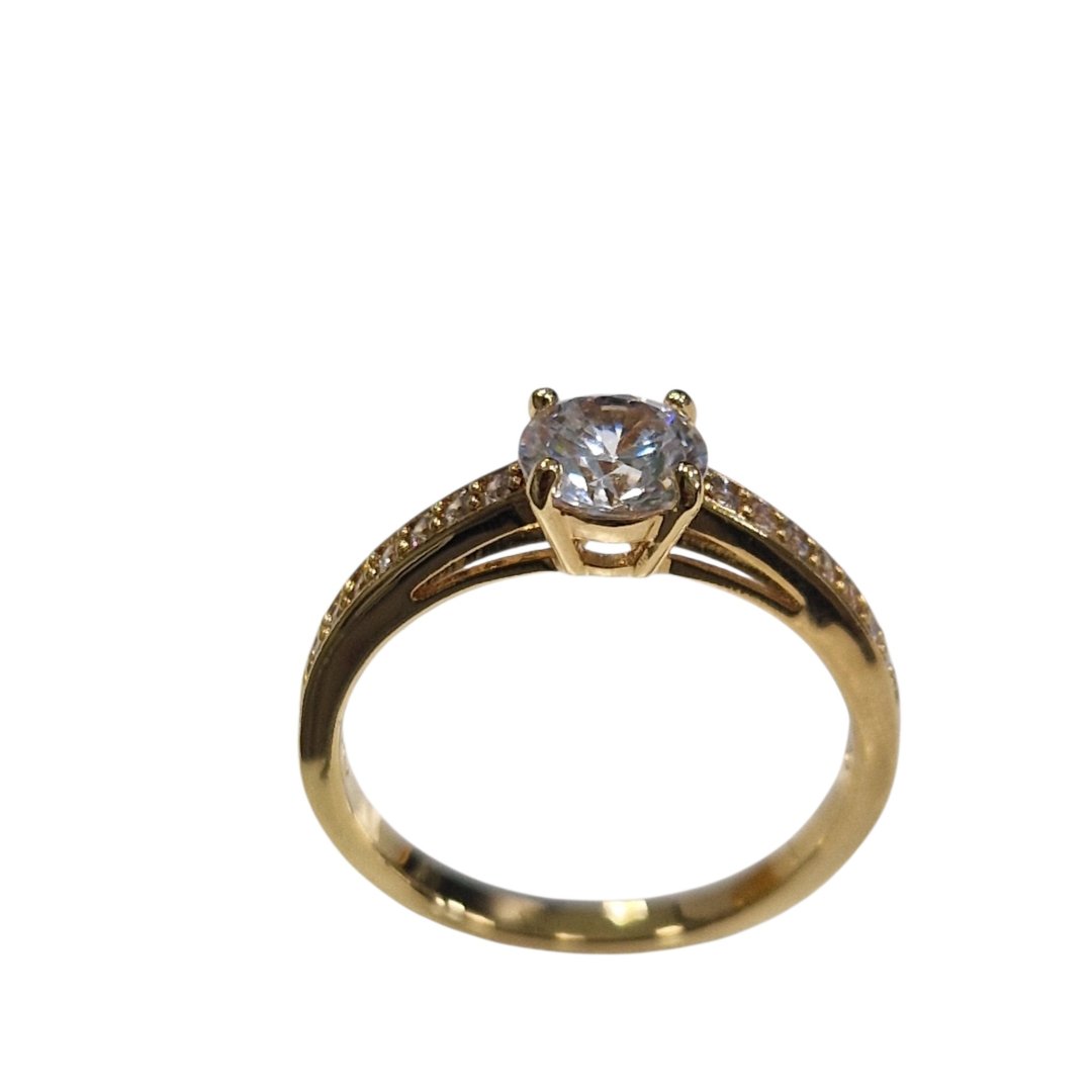 Bague solitaire cristal central et pavages sur les epaules