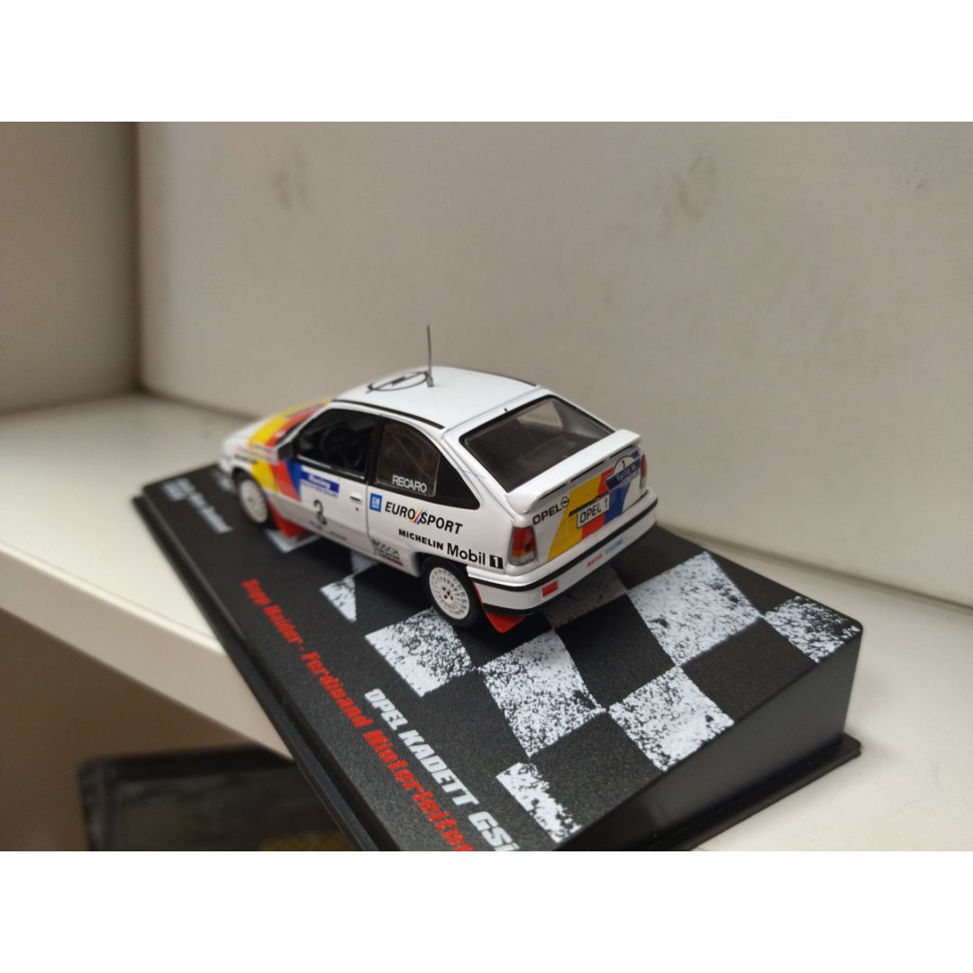 Figurine opel kadett gsi