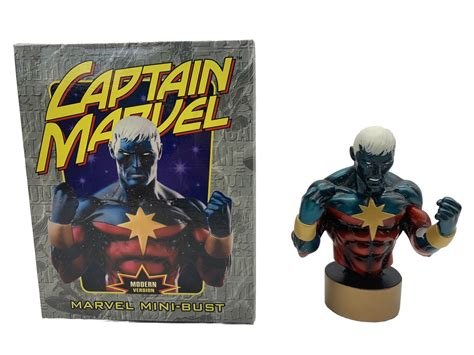 Figurine captain marvel