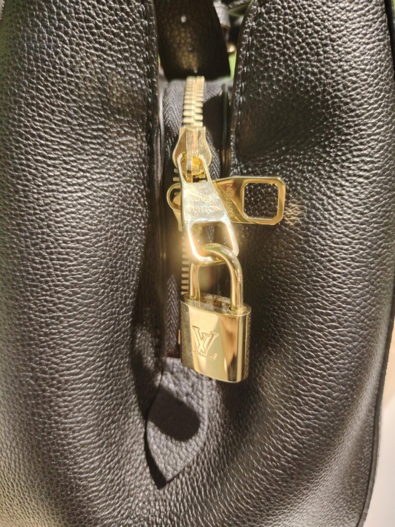 Maroquinerie montaigne mm cuir epi monogram noir avec bandouliere